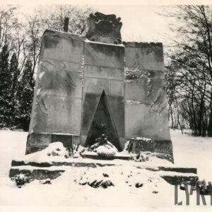 pomnik ma formę ściany, umieszczony na monumencie napis w języku polskim głosi: Żołnierzom 7 Pułku Strzelców Konnych Wielkopolskich poległym w walce z najeźdźcą hitlerowskim w latach 1939-1945