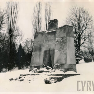 pomnik ma formę ściany, umieszczony na monumencie napis w języku polskim głosi: Żołnierzom 7 Pułku Strzelców Konnych Wielkopolskich poległym w walce z najeźdźcą hitlerowskim w latach 1939-1945