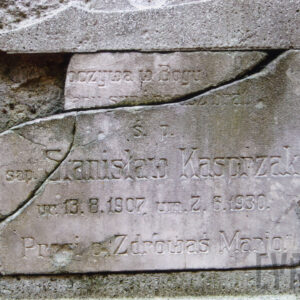 popękana kamienna tablica z napisami wbudowana w stelę