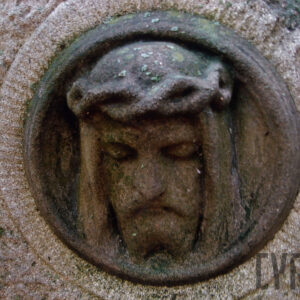 płaskorzeźba głowy Chrystusa w cierniowej koronie, twarz okolona długimi włosami, oczy zamknięte