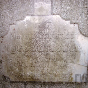 biała, omszona tablica z napisami w kształcie leżącego prostokąta o ściętych narożach