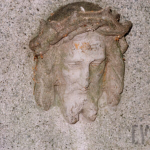 płaskorzeźba głowy Chrystusa w koronie cierniowej, twarz okolona długimi włosami, głowa opuszczona