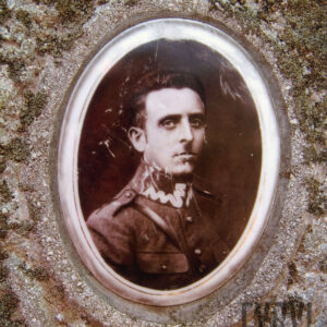 owalny medalion z sepiową fotografią mężczyzny w mundurze