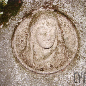 zabrudzona płaskorzeźba głowy Matki Boskiej w drapowanym welonie, delikatna twarz, zamknięte oczy