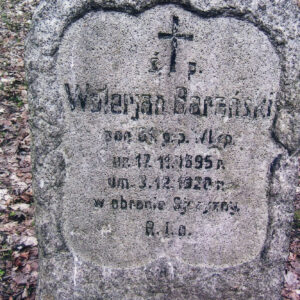 stela w formie głazu z płyciną, na której wyryto napisy