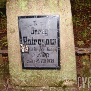 płyta w kształcie trapezu z umocowaną tablicą epitafijną, przytwierdzona do obmurowania przy pomocy łańcuchów