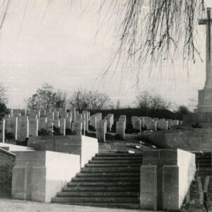 Szerokie, kamienne schody prowadzą do kwatery z licznymi, pionowymi płytami nagrobnymi o zbliżonym kształcie. Po prawej stronie wysoki krzyż na postumencie.