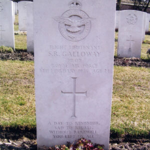 biała, pionowa płyta nagrobna ze znakiem Królewskich Sił Powietrznych, krzyżem i napisami, za nią inne nagrobki i drzewa