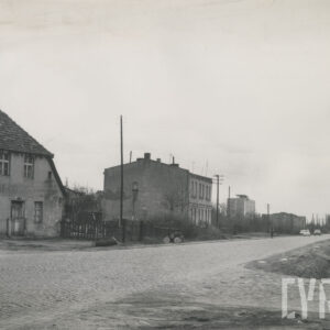 budynki mieszkalne stojące przy brukowanej ulicy