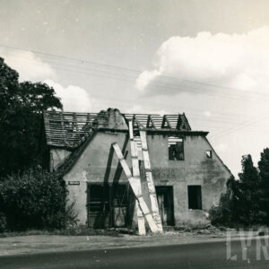 murowany dom z cegieł w trakcie zdejmowania dachu