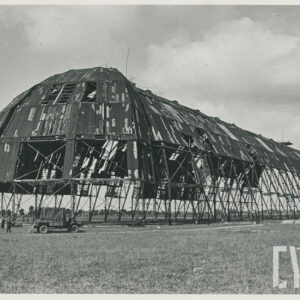 duży, zniszczony budynek o drewnianej konstrukcji 