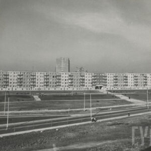 ulica, wzdłuż której rozciąga się blok mieszkalny z wielkiej płyty