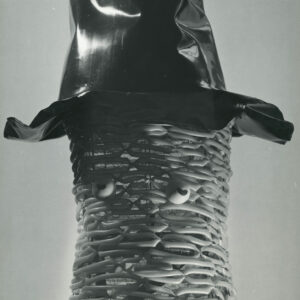 maska wykonana z elementów przypominających sztuczną wiklinę z oczami i kapeluszem 