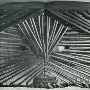 maska wykonana z elementów przypominających sztuczną wiklinę i metalowej siatki