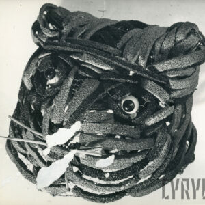 maska w kształcie głowy tygrysa wykonana z pociętej w paski pianki oraz metalowej siatki