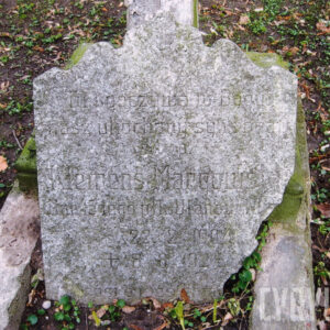 uszkodzona tablica z inskrypcją umieszczona wewnątrz obmurowania, odłamane prawe dolne naroże