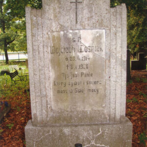 prostokątna płyta nagrobna z tablicą z napisami i krzyżem łacińskim, po bokach której znajdują się wąskie pokryte żłobkowaniem kamienne elementy