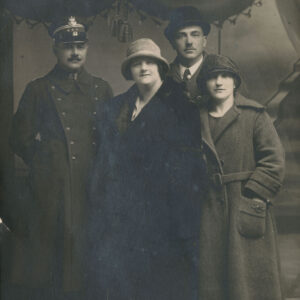 czwórka elegancko ubranych osób, dwie kobiety i dwóch mężczyzn, pozujących do fotografii