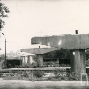 betonowo słupy stojące w rzędzie