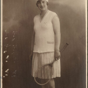 młoda kobieta w stroju sportowym, plisowanej spódnicy i bluzce bez rękawów, trzyma w dłoni rakietę tenisową