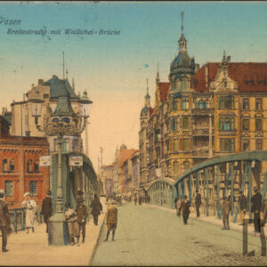 most z żelaznymi przęsłami, po nim idą ludzie, w głębi ulica, na jej prawym narożniku okazała ozdobna kamienica, z lewej ceglane zabudowania fabryczne nawiązujące do architektury wojskowej 