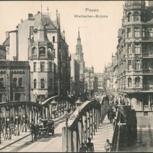 most z żelaznymi przęsłami, po nim idą ludzie i jedzie wóz konny, w głębi ulica, na jej narożnikach okazałe ozdobne kamienice, z lewej zabudowania fabryczne nawiązujące do architektury wojskowej 