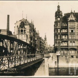 most z żelaznymi przęsłami, w głębi ulica, na jej narożnikach i wzdłuż ulicy okazałe ozdobne kamienice