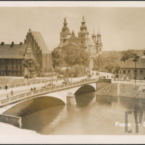 na pierwszym planie most nad rzeką, po nim idą ludzie i przejeżdżają wozy konne, w głębi dwa budynki ze spadzistymi dachami oraz kościół z dwiema wieżami od frontu oraz wieżyczkami na tyłach budowli, z prawej niskie budynki