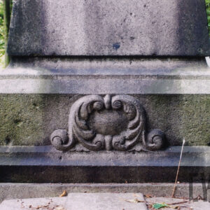 fragment kamiennego nagrobka z ozdobnym kartuszem