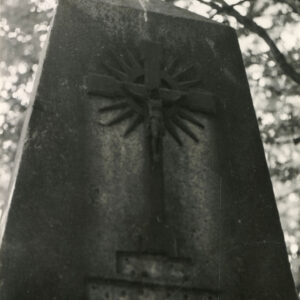 górna część nagrobka w kształcie obelisku z krzyżem łacińskim