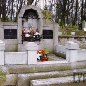 duży nagrobek w formie tryptyku z niszą pośrodku, w której znajduje się krzyż łaciński, mogiła ziemna otoczona wysokim obmurowaniem z betonowymi słupkami