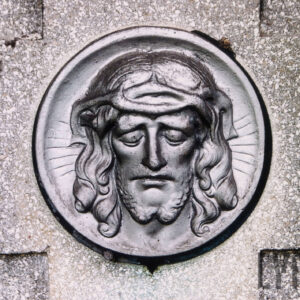 płaskorzeźbiona głowa Chrystusa w koronie cierniowej