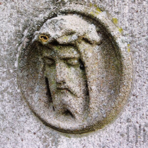 okrągła płaskorzeźba z głową Chrystusa w koronie cierniowej