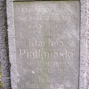 prostokątna tablica z białego marmuru z niewielkimi ubytkami, z rytym napisem, otoczona żłobkowaną ramką