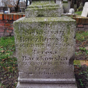 nagrobek w formie czworobocznego postumentu osadzonego na profilowanym, uskokowym cokole, w zwieńczeniu profilowany, uskokowy cokolik, na awersie i rewersie postumentu wyryty napis, w głębi obmurowany cegłami nagrobek