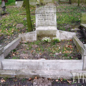 mogiła ziemna otoczona wąskim obmurowaniem, w partii nóg, na narożach czworoboczne słupki, zwieńczone spłaszczonymi ostrosłupami, pośrodku, w części zagłówkowej stela w formie prostokątnej płyty o odłamanej górnej krawędzi z wyrytym napisem wypełnionym czarnym barwnikiem, całość pokryta zielonym nalotem