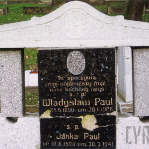 kamienna stela z popękaną tablicą z czarnego, polerowanego granitu, na niej ryty napis wypełniony złocistym barwnikiem, nad inskrypcją owalny ślad po medalionie, po bokach steli czworoboczne słupki dźwigające tympanon, zwieńczony łukiem, w jego środku płaskorzeźbiony monogram IHS w okręgu