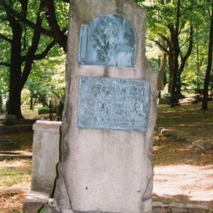 nagrobek z plakietą z reliefowym wizerunkiem zmarłego odlanym z brąz, sygnowanym przez Witolda Bielińskiego