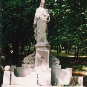 grobowiec na wysokiej otynkowanej podmurówce, na cokole okalającym mogiłę prostopadłościenne słupki zwieńczone kulami, pomiędzy nimi prostokątne, wklęsłe od góry płyciny, w części zagłówkowej trójosiowa stela w formie wydłużonego prostokąta, na części środkowej postument, na nim figura mężczyzny z gorejącym sercem na piersi i ręką wskazującą na nie, ślady łańcucha łączącego pierwotnie słupki na nagrobku