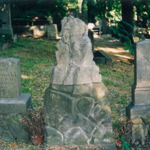 mogiła ziemna, w części zagłówkowej trzy stele nagrobne, środkowa w formie kopca skalnego z mocno uszkodzoną rzeźbą siedzącego anioła (brak głowy)