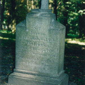 na profilowanym, zwężającym się uskokowo marmurowym cokole odłamana końcówka na której osadzony był pierwotnie prosty łaciński krzyż, pod nim napis