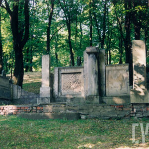 duży murowany, silnie uszkodzony nagrobek z wysokimi płycinami  i dorycką kolumną pośrodku w części zagłówkowej oraz prostopadłościennymi kolumnami w narożach, nagrobek niesymetryczny