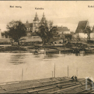 na pierwszym planie rzeka, na niej zacumowane barki i łodzie, w głębi murowane budynki, w centrum wysoki kościół z masywnymi wieżami