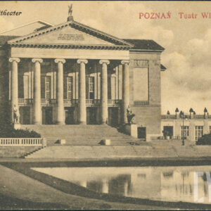 neoklasycystyczny budynek z sześciokolumnowym portykiem, zwieńczony rzeźbą Pegaza do którego prowadzą monumentalne schody z rzeźbami po obu stronach, z prawej przylega do niego parterowy pawilon zakończony dwiema wieżyczkami, przed budynkiem sadzawka