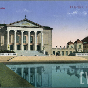 neoklasycystyczny budynek z sześciokolumnowym portykiem, zwieńczony rzeźbą Pegaza do którego prowadzą monumentalne schody z rzeźbami po obu stronach, z prawej przylega do niego parterowy pawilon zakończony dwiema wieżyczkami, przed budynkiem sadzawka z fontanną