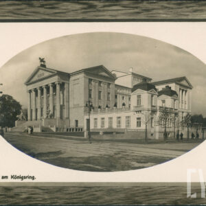 zdjęcie w owalu neoklasycystycznego budynku o nieregularnej bryle z sześciokolumnowym portykiem, zwieńczonego rzeźbą Pegaza do którego prowadzą monumentalne schody z rzeźbami po obu stronach, z prawej przylega do niego parterowy pawilon zakończony dwiema wieżyczkami, całość otoczona ramką stylizowaną na drewnianą