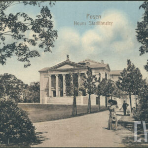 neoklasycystyczny budynek o nieregularnej bryle z sześciokolumnowym portykiem, zwieńczony rzeźbą Pegaza do którego prowadzą monumentalne schody, całość otoczona zielenią, z prawej kobieta w długiej sukni w kapeluszu z parasolką, za nią mężczyzna w cieniu