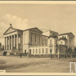 na pierwszym planie skrzyżowanie ulic, na narożniku neoklasycystyczny budynek o nieregularnej bryle z sześciokolumnowym portykiem, zwieńczony rzeźbą Pegaza do którego prowadzą monumentalne schody z rzeźbami po obu stronach, z prawej przylega do niego parterowy pawilon zakończony dwiema wieżyczkami