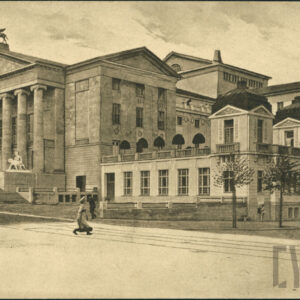 na pierwszym planie skrzyżowanie ulic, na narożniku neoklasycystyczny budynek o nieregularnej bryle z sześciokolumnowym portykiem, zwieńczony rzeźbą Pegaza do którego prowadzą monumentalne schody z rzeźbami po obu stronach, z prawej przylega do niego parterowy pawilon zakończony dwiema wieżyczkami, przed nim niskie drzewa, przez ulicę przechodzi kobieta