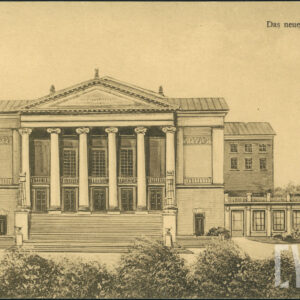 neoklasycystyczny budynek z sześciokolumnowym portykiem do którego prowadzą monumentalne schody z latarniami po obu stronach, z prawej przylegający do niego parterowy pawilon zakończony dwiema wieżyczkami, przed budynkiem widoczne korony drzew